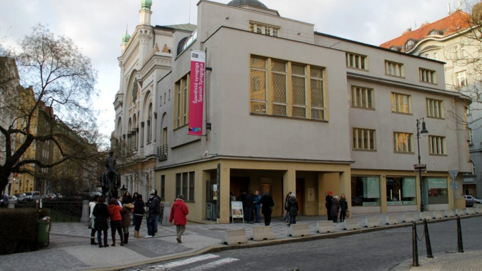 Španělská synagoga je nejmladší pražskou synagogou. Turisté si však spíš než její budovy všímají originálního pomníku Franze Kafky 