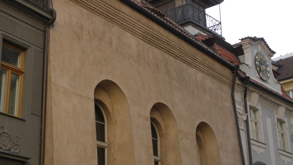 Vysoká synagoga těsně přiléhá k budově Židovské radnice