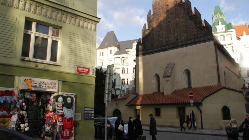 Prodejci suvenýrů zaplavili i bezprostřední okolí Staronové synagogy