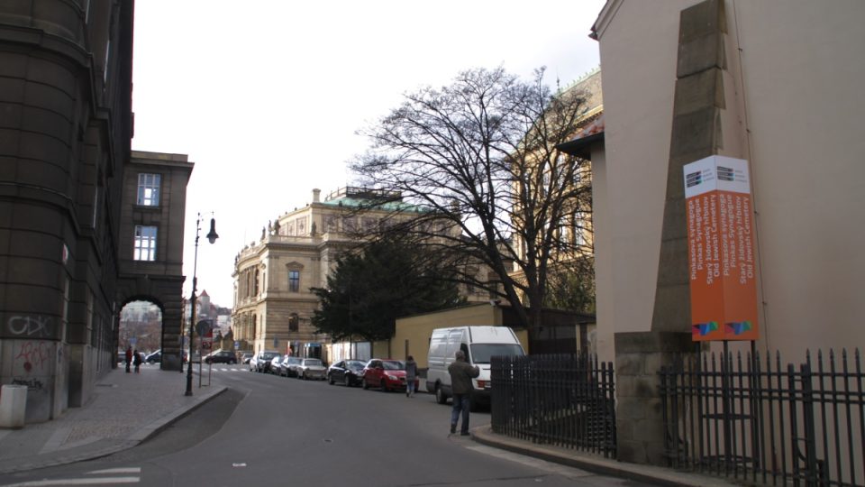 Pinkasova synagoga stojí v těsném sousedství Filozofické fakulty UK a Rudolfina