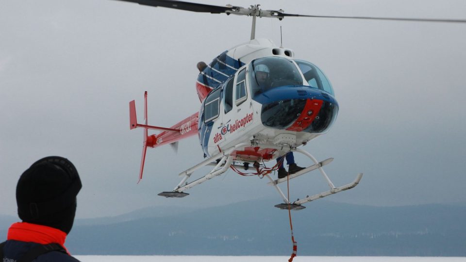 Záchranáři nacvičují na Lipenské přehradě vyzvednutí osob helikoptérou.