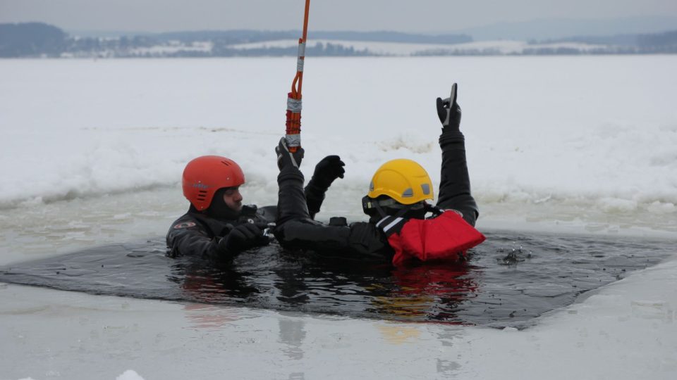 Záchranáři nacvičují na Lipenské přehradě vyzvednutí osob helikoptérou.