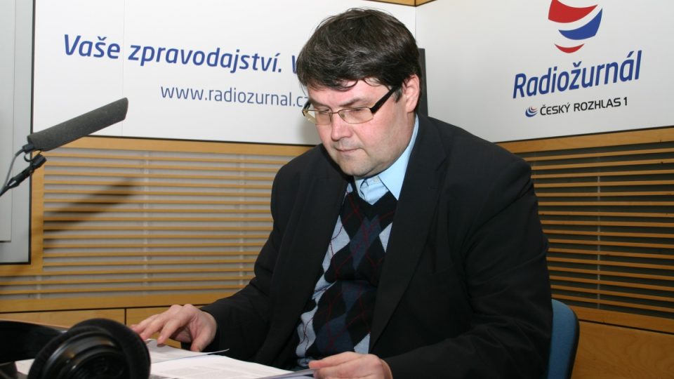 Profesor Právnické fakulty Univerzity Karlovy Jan Kuklík před rozhovorem ve studiu Radiožurnálu