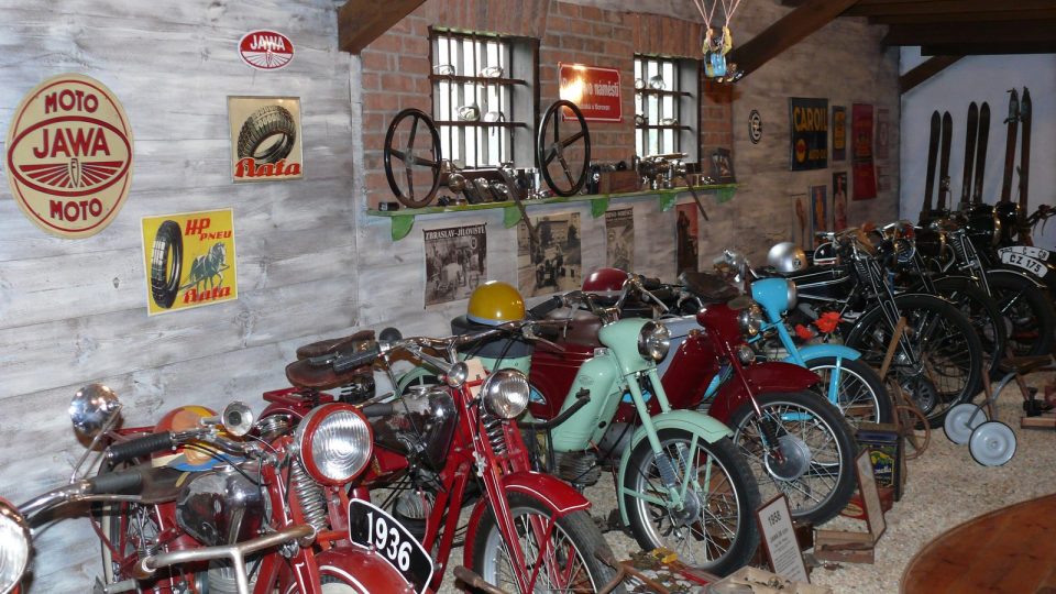 Ve veterán muzeuu si prohlédnete i sbírku motorek značka Jawa.