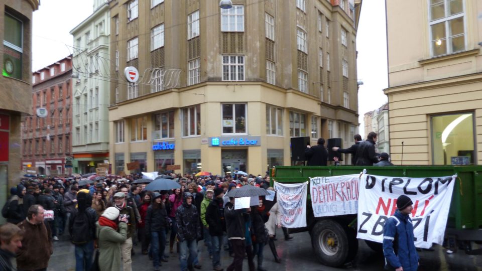 V Brně protestovalo na šest tisíc studentů