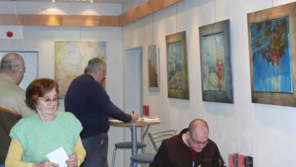 Výstavní prostory denní kavárny v budově Českého rozhlasu České Budějovice v únoru nabídly výstavu obrazů malířky Miroslavy Oberreiterové.