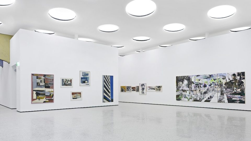 Smělá konstrukce perforovaného stropu s plošným osvětlením vytváří i v podzemí galerie čistý a světlý prostor