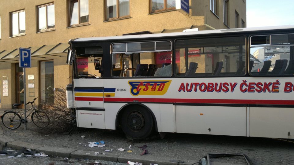 Řidič autobusu byl převezen s vážnými zraněními do českobudějovické nemocnice.