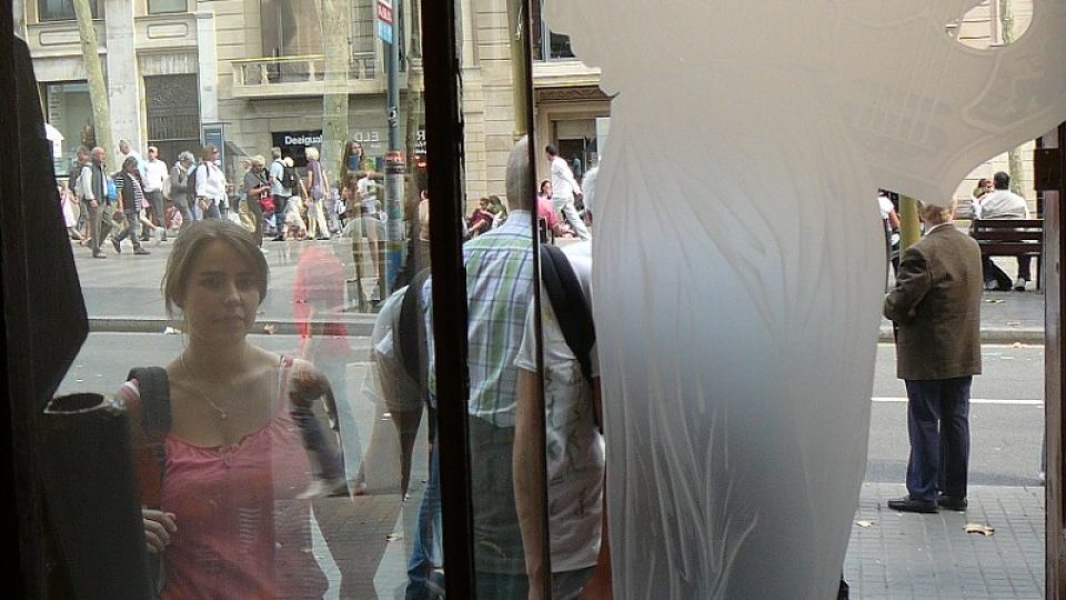 Múza na dveřích z pískovaného skla vydržela demonstrace i oslavy vítězství fotbalové Barcelony