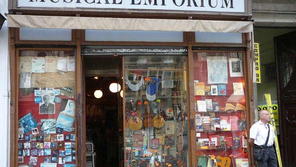 Obchod Musical Emporium na barcelonské rušné třídě Rambla