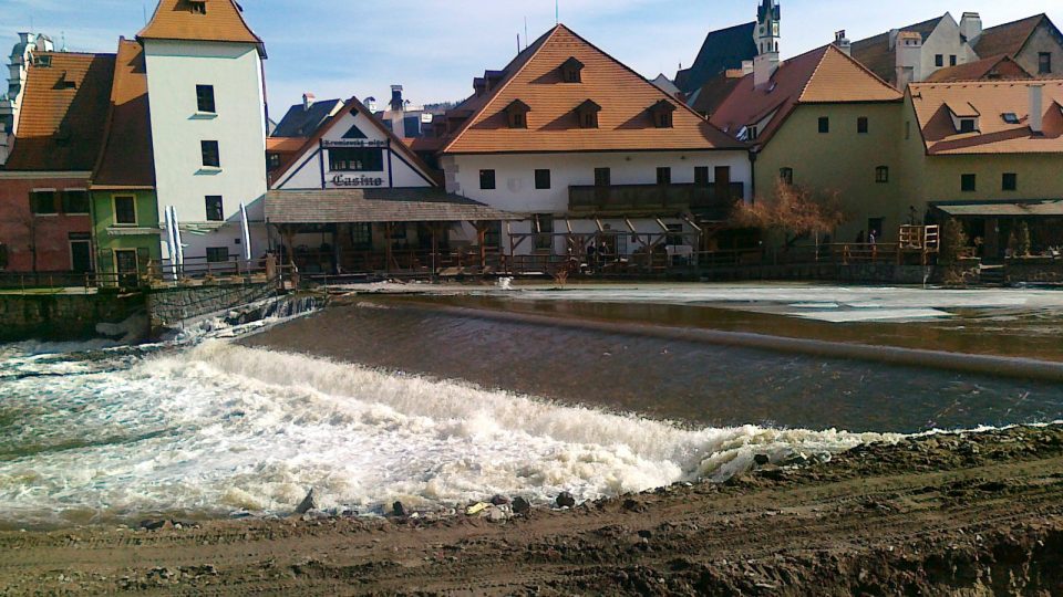 Oprava jezu pod českokrumlovským zámkem.