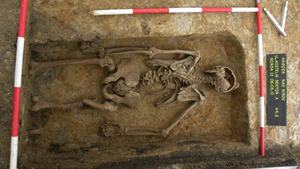 ...mimořádnost nálezu se ale ukázala až po odkrytí celého skeletu. V této chvíli se ještě vědci domnívali, že mají před sebou kostru ženy.