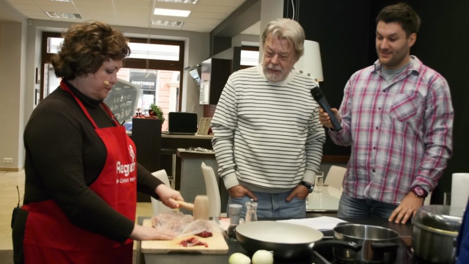 Naďa Konvalinková naklepává maso, Jan Kanyza a Patrik Rozehnal přihlížejí