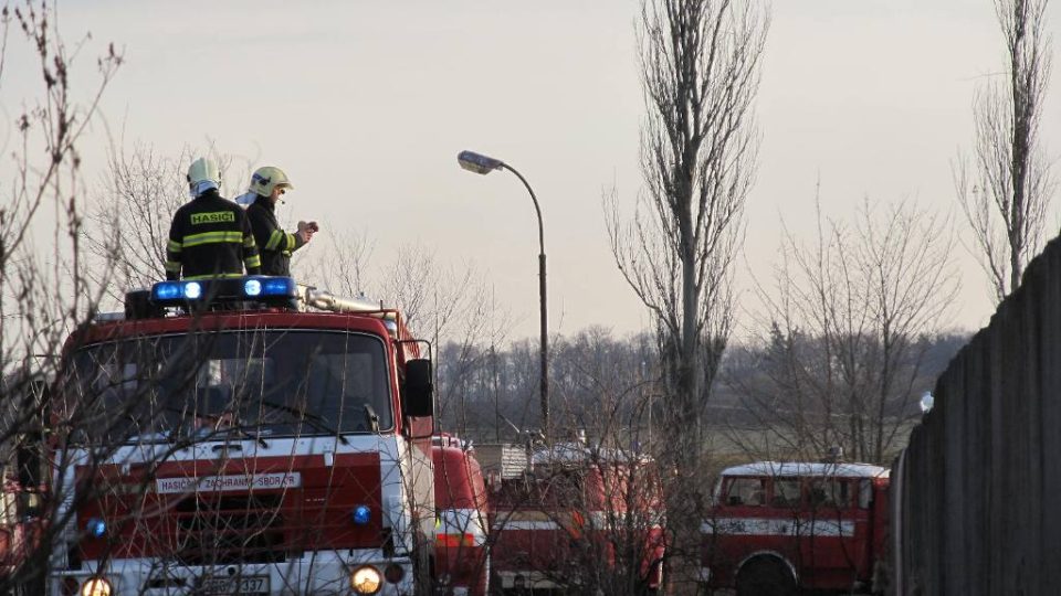 Vrdy u Kutné Hory - požár skládky pneumatik - hasiči