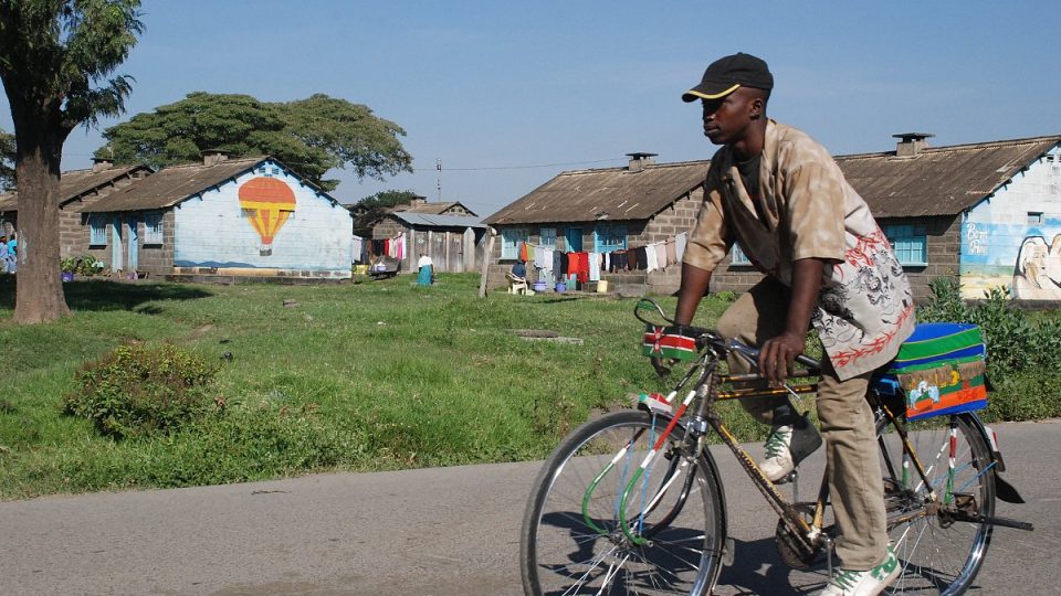 Pomalované domy stojí podél silnice vedoucí k národnímu parku Nakuru