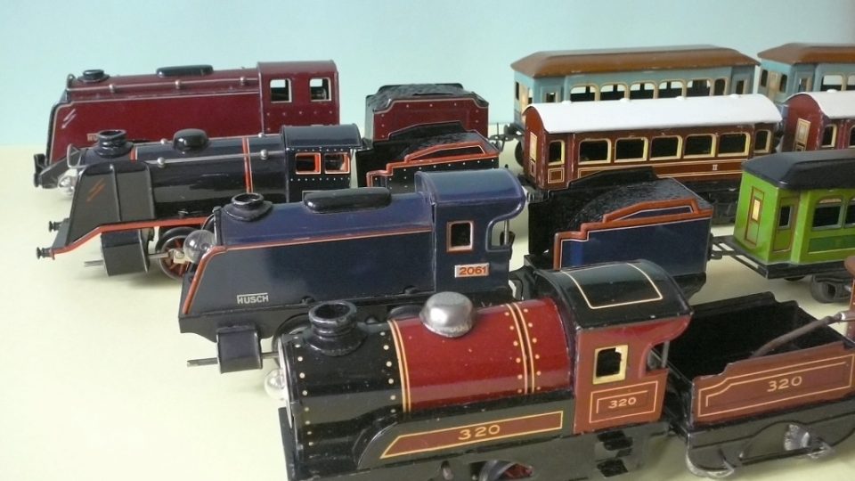 Výstava plechových modelů lokomotiv a vagónů v Regionálním muzeu Mělník