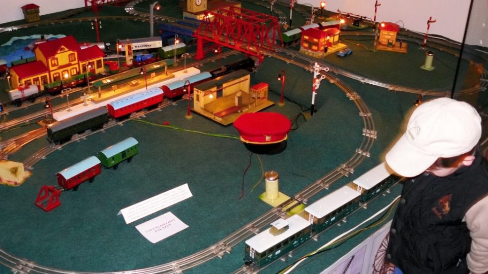 Výstava plechových modelů lokomotiv a vagónů v Regionálním muzeu Mělník