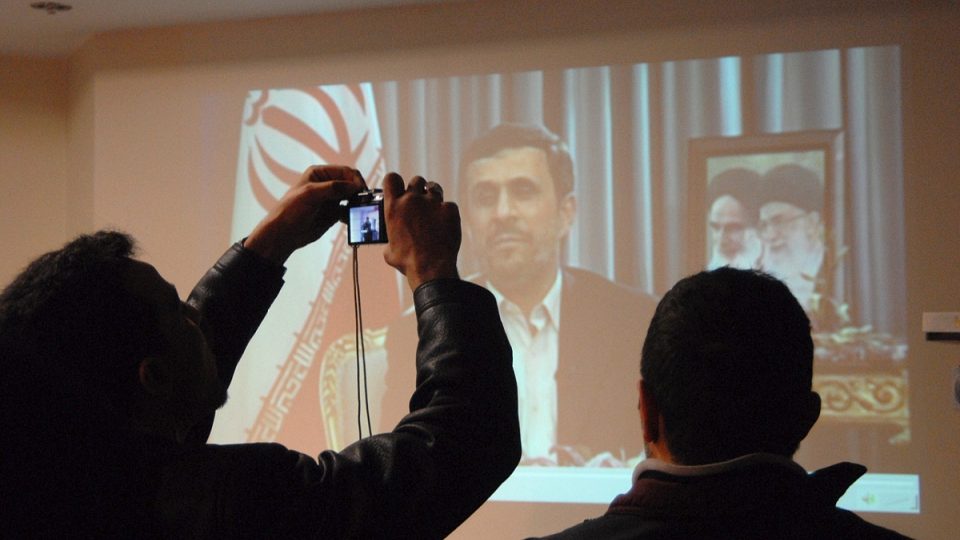 Tisková konference, na které ze záznamu promlouvá prezident Mahmúd Ahmadínežád