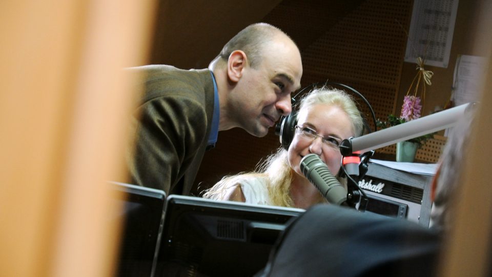Ředitel Martin Kolovratník a Jitka Slezáková u mikrofonu