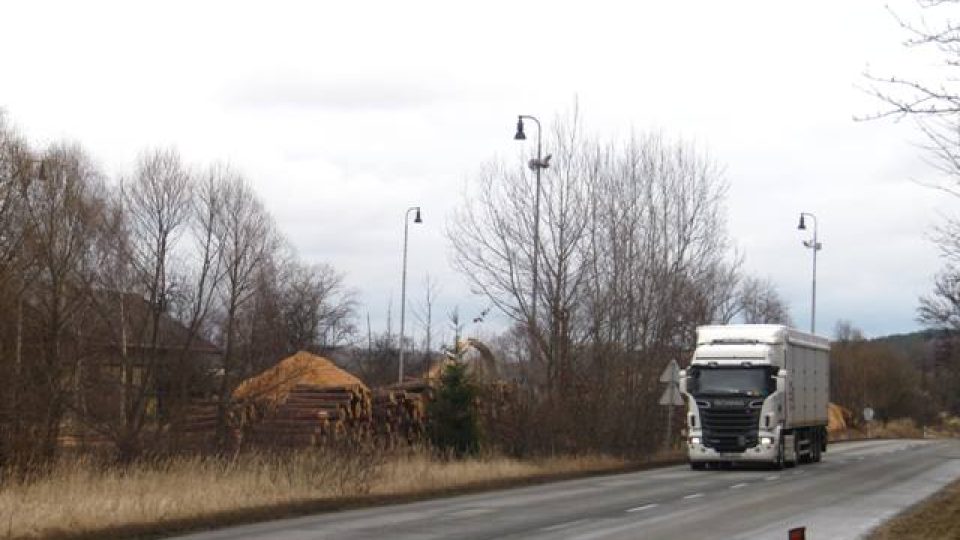 Obyvatele Tržní ulice v Netolicích trápí hluk projíždějících vozidel a navíc rachot štěpkovačky.