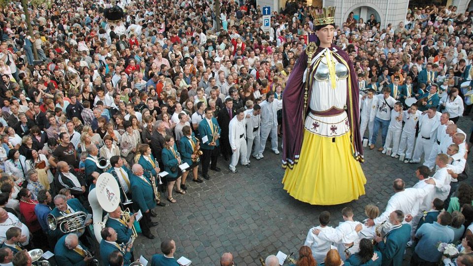 Mademoiselle Victoire v průvodu obrů