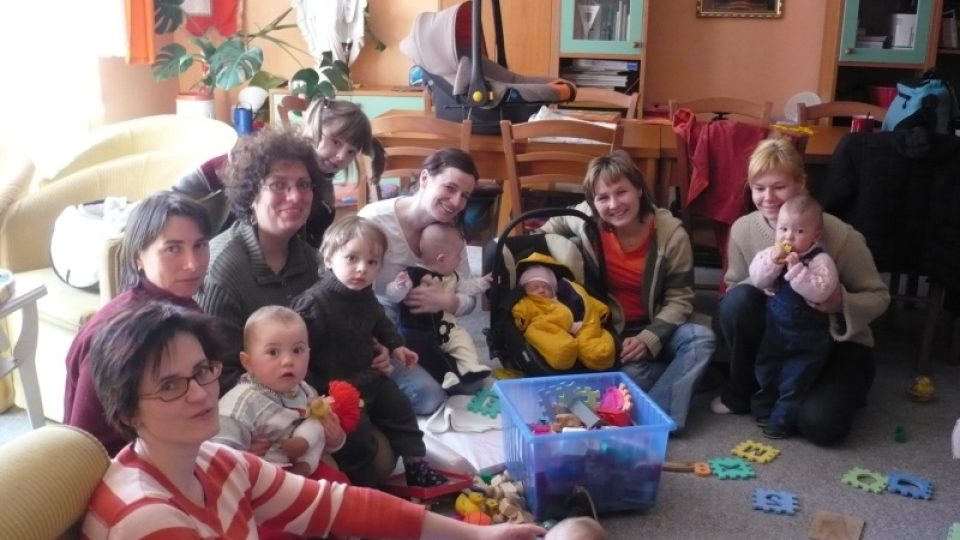 V rodinném centru Betlém se setkávají jak maminky přímo z azylového domu, tak maminky tzv. z venčí, které do Betléma se svými dětmi docházejí. Maminky tak mají možnost si předávat vzájemné rady a zkušenosti. 