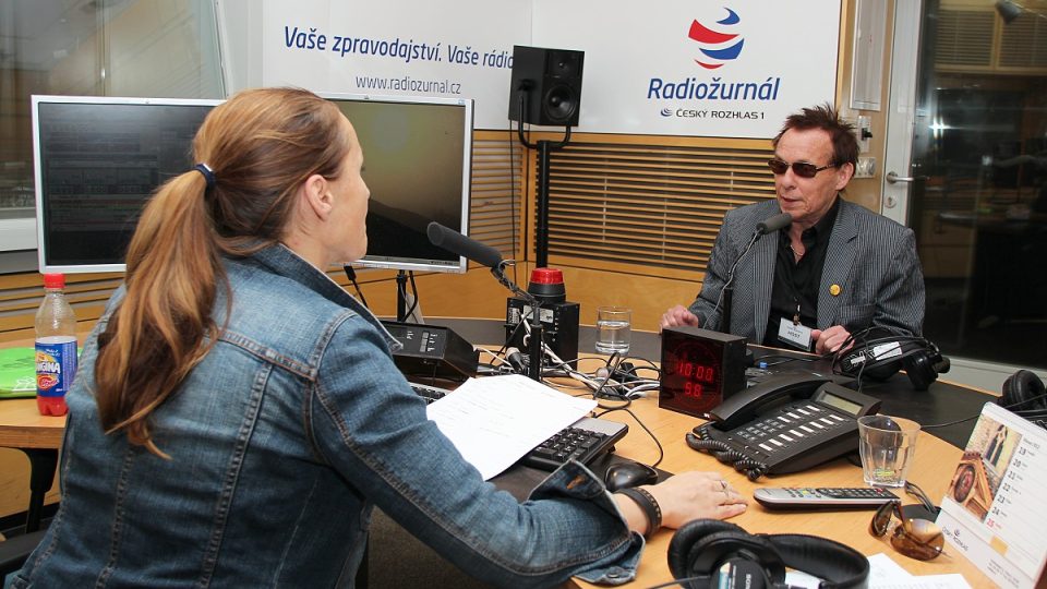 Lucie Výborná a Jan Saudek ve studiu Radiožurnálu