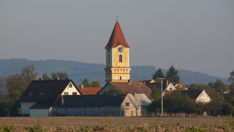 Pohled na Katovický kostel sv. Filipa a Jakuba z vrcholu Katovické (Kněží) hory.