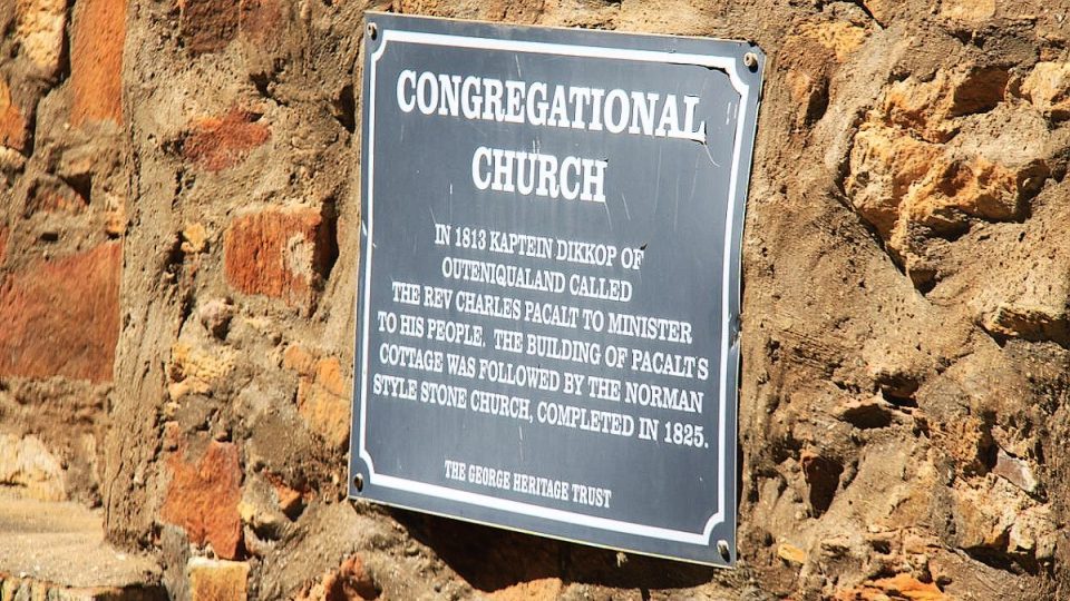 Pamětní cedule připomíná Karla Pácalta a jeho zásluhy o vznik místního kostela