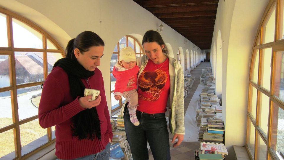 Kristina Belcredi s Pavlou Dombrovskou katalogizují knihy