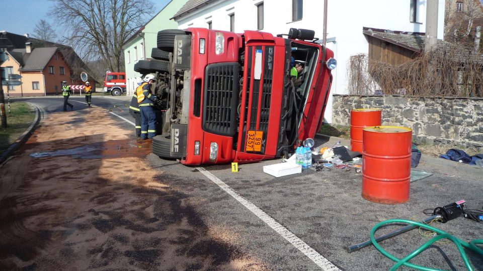 V Kravařích na Českolipsku se převrátila cisterna s asfaltem