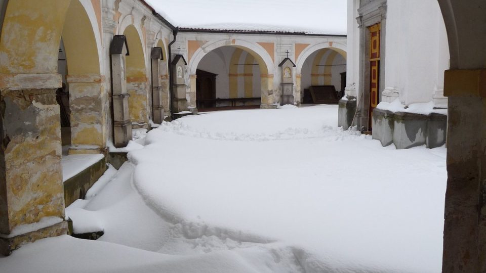 Pohled z ambitů poutního místa Sv. Trojice