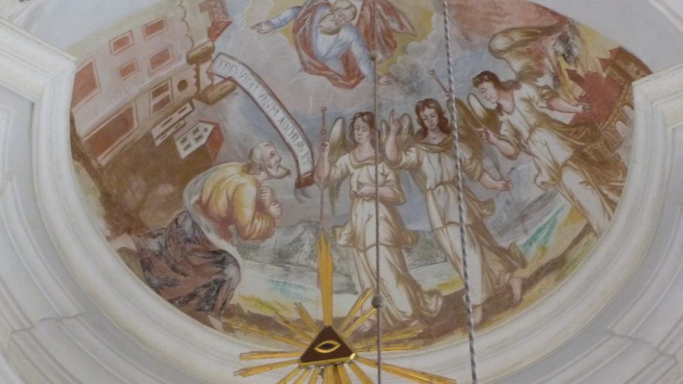 Symbolika Sv. Trojice je zřejmá na všech detailech výzdoby interiéru