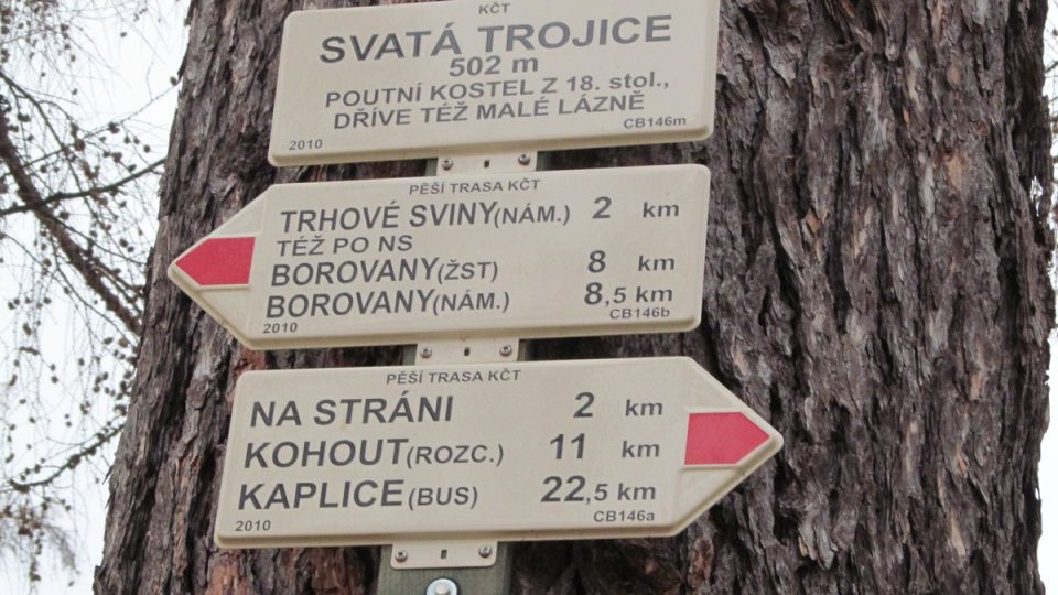 K Nejsvětější Trojici vede také červená turistická trasa