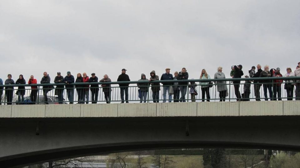 Odemykání řeky sledovali lidé i z mostu nad tokem