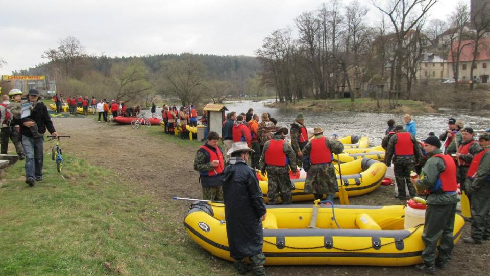 Vodáci těsně před vstupem do raftů a vyplutím