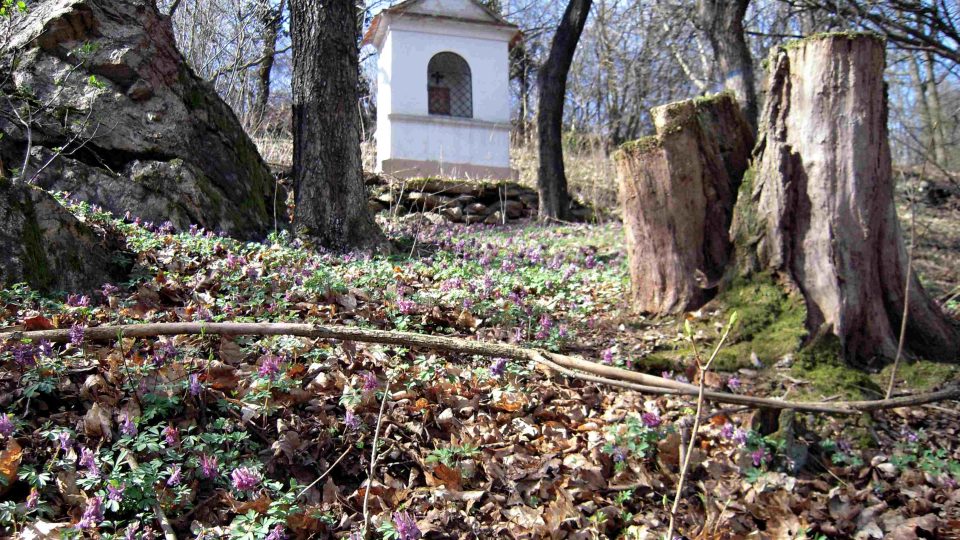 Křížová cesta v okolí Znojma, která vede k pohanské osadě starých Slovanů, dnešní obci Hradiště