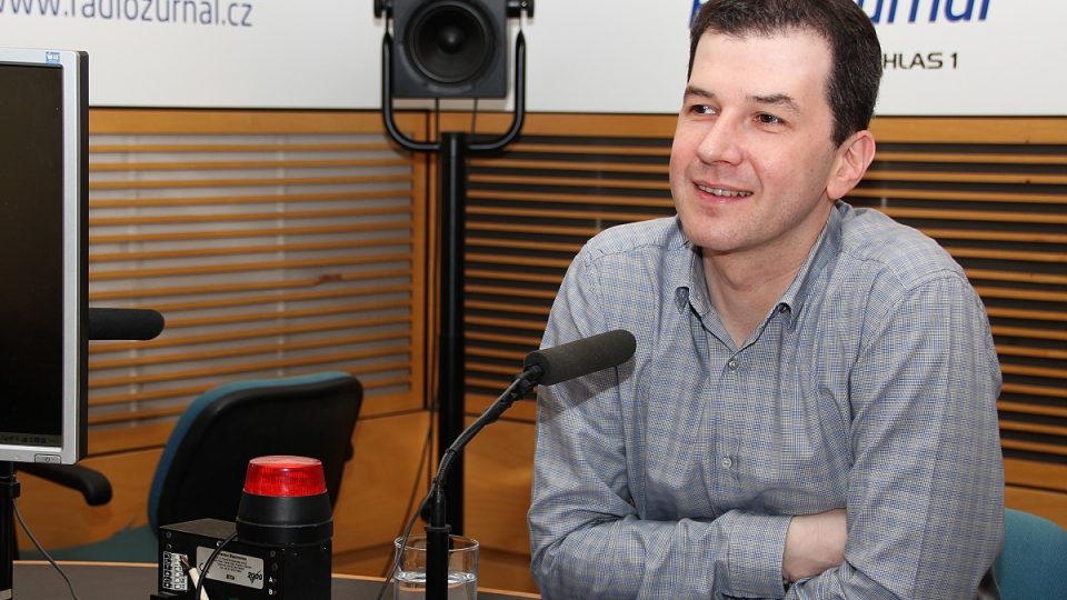 Moderátor Jakub Železný ve studiu Radiožurnálu