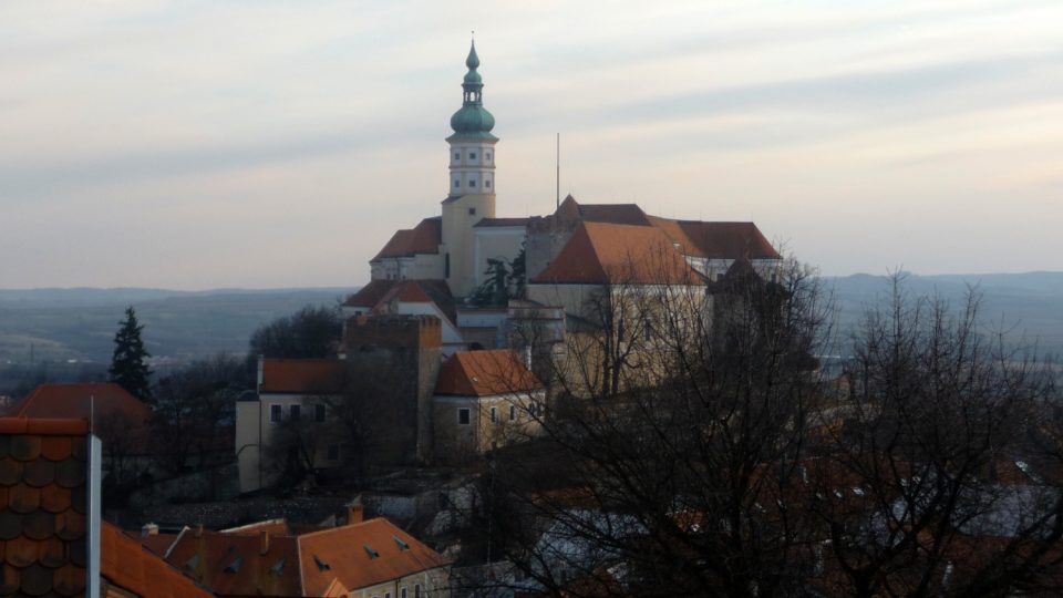 Mikulovský zámek stojí jen několik kilometrů od česko-rakouských hranic