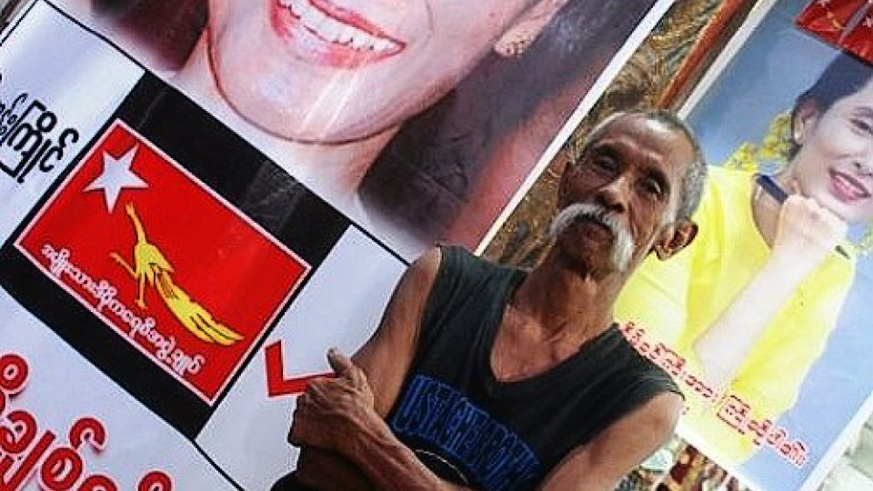Lu Maw u plakátu s disidentkou  Su Ťij