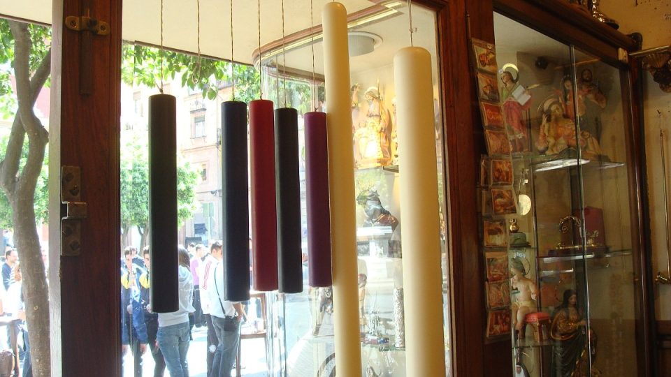 Svíčky k velikonočním průvodům ve Španělsku neodmyslitelně patří | foto: Ľubica Zlochová Svíčky k velikonočním průvodům ve Španělsku neodmyslitelně patří