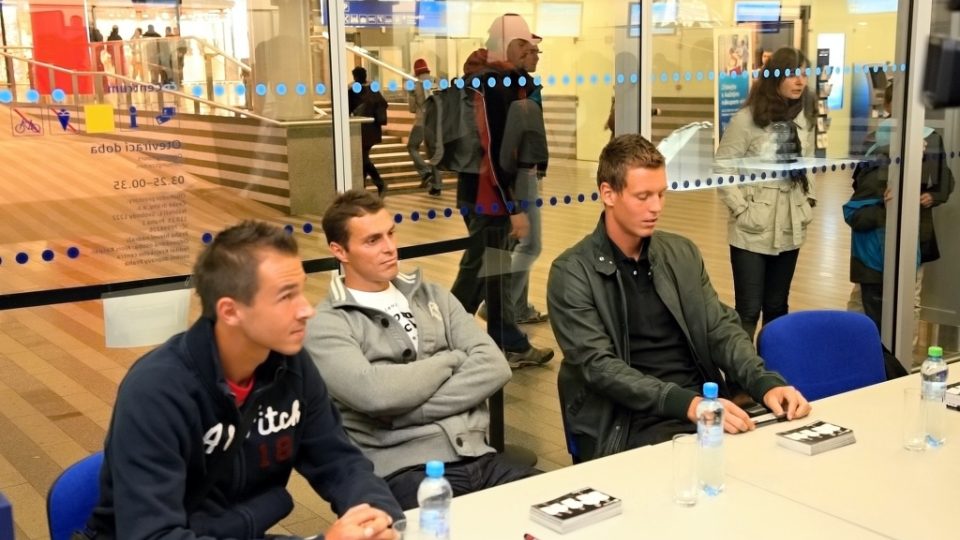 Tenisté při autogramiádě, zprava Tomáš Berdych, František Čermák a Lukáš Rosol