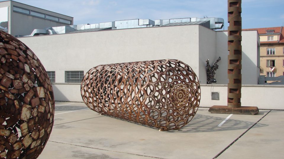 Čestmír Suška, Outside/Inside – Hvězdy/Stars (2011), Šupiny/Scales (2006), Sloup/Pillar (2012) | foto: Centrum současného umění DOX 02608094.jpeg