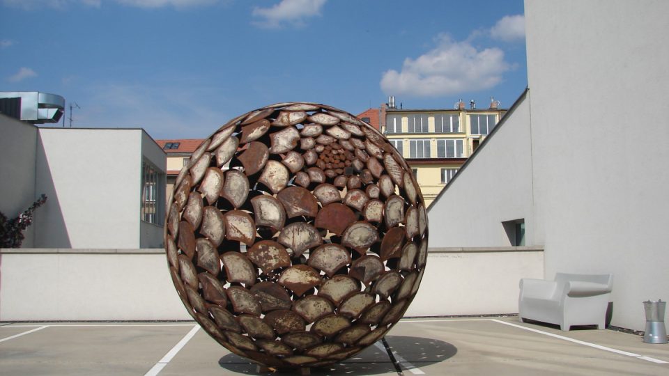 Čestmír Suška, Outside/Inside, Kulatá šiška/Spherical Cone (2011), ocel, průměr 250 cm 02608095.jpeg