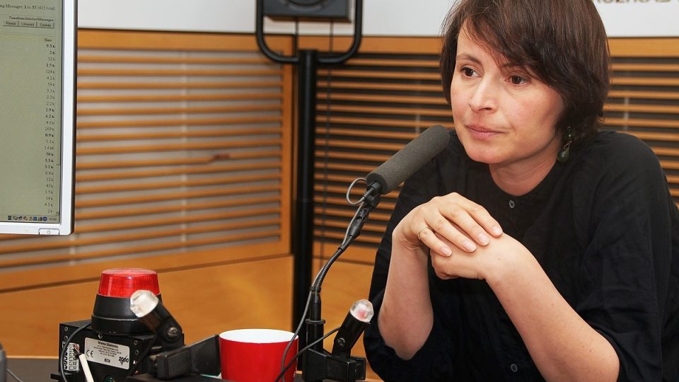 Herečka Lenka Vlasáková ve studiu Radiožurnálu