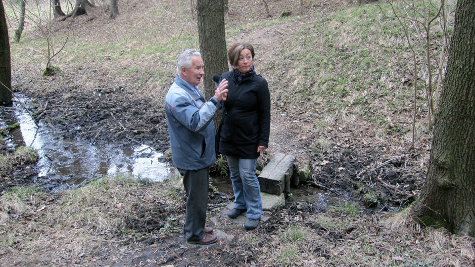 Radka Kvasničková z Českého rozhlasu s pamětníkem Karlem Březinou