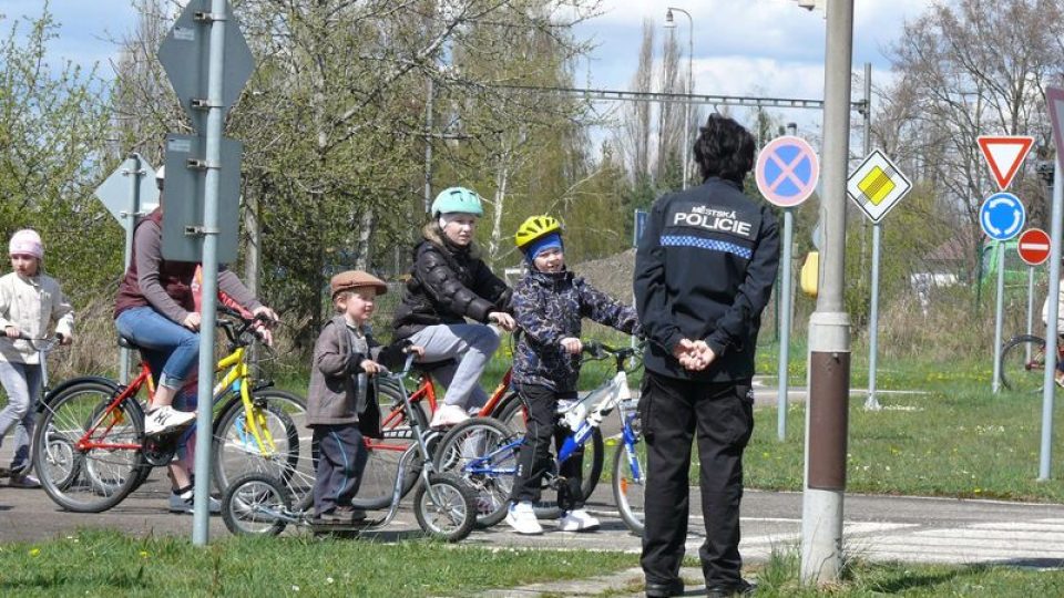 Městští policisté ukazovali dětem, co je to bezpečnost silničního provozu