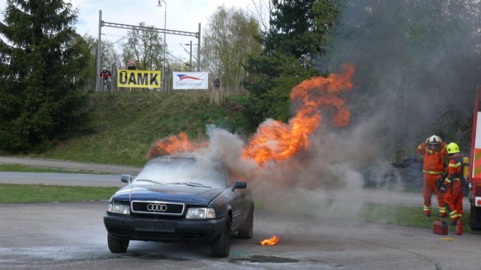 Hasiči simulovali zásah u požáru auta