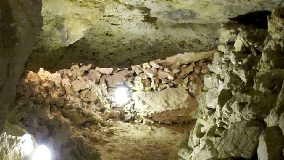Jeskyně Na Turoldu vznikla na zlomech a puklinách v druhohorních vápencích