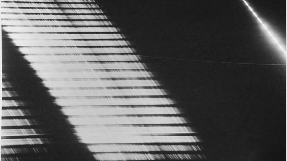 Mřížkové spektrum bolidu Benešov (7.5.1991) pořízené dlouhofokální (ohnisko 360mm) spektrální kamerou (600 vrypů/mm) v Ondřejově.